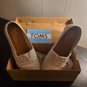 TOMS Crochet Silver Glitter Classic Slip-On Shoes.